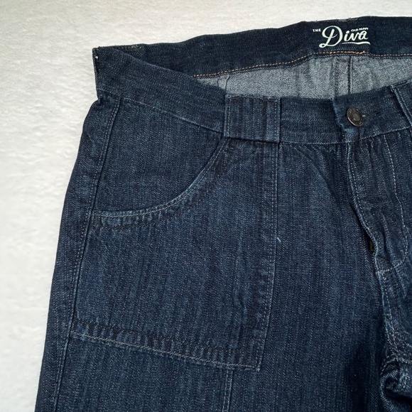 Old Navy NWT Women's "The Diva" Flared Jeans, size 6 Regular Wide Leg Boot Cut - Picture 4 of 16